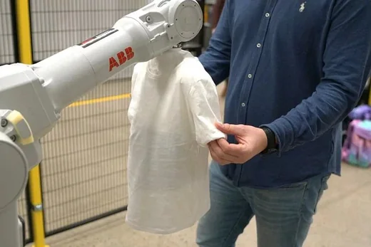Trup se senzory na robotickém rameni