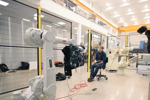 Robot testuje batoh v laboratoři