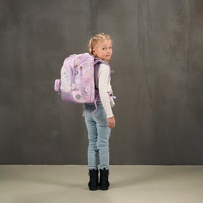 Dívka vysoká 125 cm s batohem BECKMANN Active AIR FLX